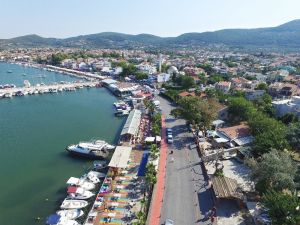 Urla’da şenlik de var konferans da