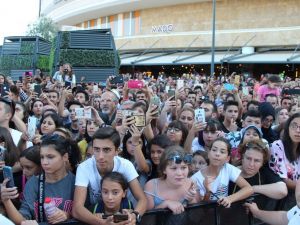 Aleyna Tilki İzmirli hayranlarıyla buluştu