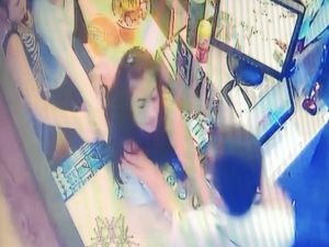 İçki alamayan sarhoş kadın tekel bayisini birbirine kattı