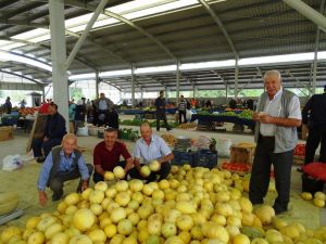 Hisarcık’ta halk yerli kavunu tercih ediyor
