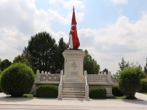 "Şehit Sancaktar Mehmetçik Anıtı’nın temeli Atatürk tarafından Zafertepeçalköy’de atılmıştır"