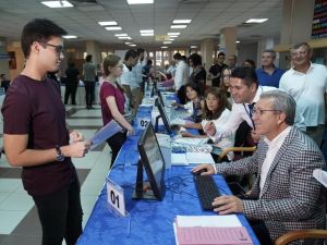 Rektör Budak, dereceye girenlerin kayıtlarını yaptı