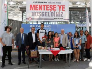 Öğrenciler, Karanfillerle karşılandı