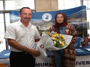 Pamukkale Üniversitesi’ni kazanan öğrenciler çiçeklerle karşılandı