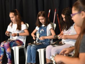 Bardak, damacana, temizlik sopası ile konser verecekler