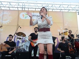 İzmir’de Merve Özbey rüzgarı