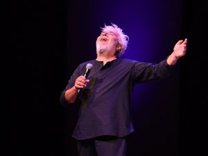 Uğur Yücel seyircileri kahkahaya boğdu