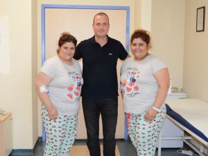 Tek yumurta ikizleri aynı gün obezite ameliyatı oldu