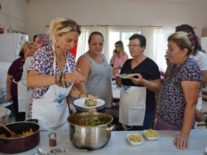 Zeynep Casalini Kumyakalı kadınlarla mutfakta