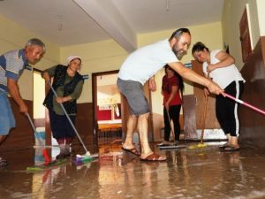 Veliler, çocuklarının eğitim yuvasını temizledi