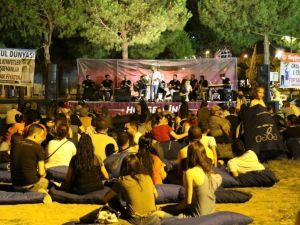 Akhisarlılardan açık havadaki konserlerine büyük ilgi