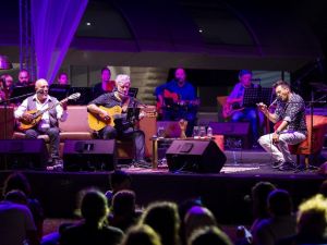 Emre Altuğ ile Grup Gündoğarken Akmerkez’de binleri ağırladı