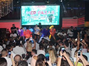 Demet Akalın Bodrum’da güneş gözlükleriyle sahne aldı