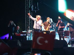 Volkan Konak, türküleriyle 20 bin İzmitliye Zafer Bayramı coşkusunu yaşattı