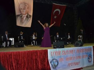 Kültür Bakanlığı Sanatçıları, Emet’in Kurtuluş Haftası etkinliklerinde konser verdiler