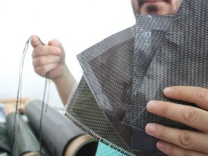 Çelikten sağlam kumaşla araba parçaları üretiyor