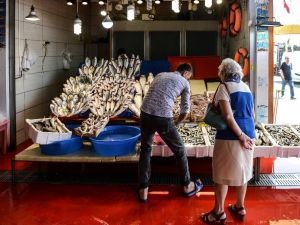 Balıklar tezgahlara serildi