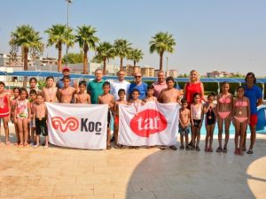 Fabrikadan personel çocuklarına jest