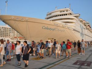 Kuşadası’na 3 gemiyle 4 bin 230 turist geldi