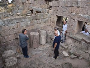 Vali Deniz, Aigai antik kentinde devam eden kazı çalışmalarını inceledi