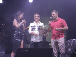 Kuşadası 22. Altın Güvercin Festivalinde nde Hande Yener rüzgarı esti