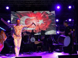 Sümer Ezgü’den Salihli’de türkü ziyafeti