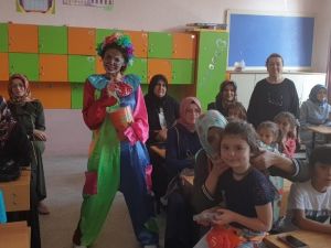 Minik öğrencileri palyaço kılığındaki öğretmen karşıladı