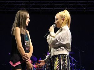 Ece Seçkin Kula’nın kurtuluş gecesinde sahne aldı