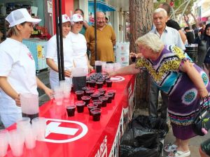 Alaşehir’de 5 ton üzüm suyu dağıtıldı