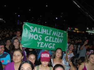 Derya Uluğ’a Manisa’da “Hoş geldin yenge” pankartı