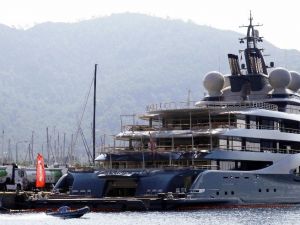 Dünyanın en büyük süper lüks yatlarından Flying Fox’a tek seferde 470 bin litre yakıt ikmali yaptı