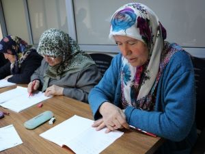 Yunusemre ile okuma yazma öğrendiler