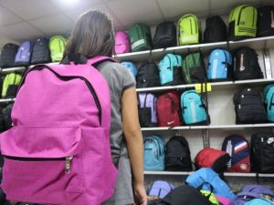 Okul çantalarının ağır olması kronikleşen rahatsızlıklara yol açabiliyor