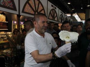 İzmir’de 20 dakikada 250 kilo dondurma tükendi