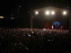 Binlerce seyirci Göksel ve Kolpa ile yaza veda etti