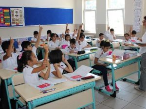 Yaz tatilinden dönen öğrenciler ilk derslerine başladı