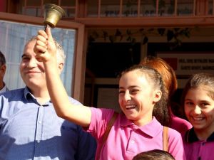 Kula’da 6 bin 541 öğrenci için ilk ders zili çaldı