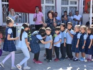 Birinci sınıf öğrencilerini güllerle karşıladılar
