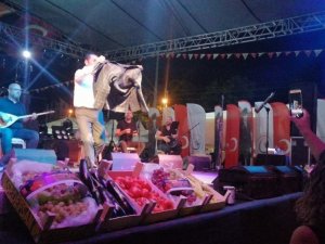 Sahneden atılan ceketi paylaşamadılar