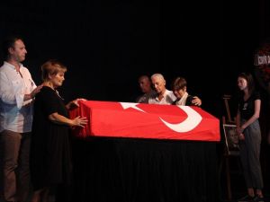Tiyatroya başladığı sahnede uğurlandı