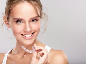 Çarpık dişlere şeffaf çözüm