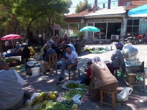 Köylü pazarı ilçe ekonomisine büyük katkı sağlıyor