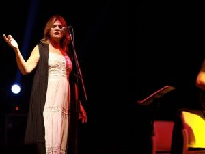 Sanatçı Birsen Tezer Sapanca’da sahne aldı