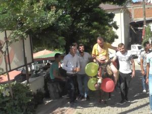 Damadın kıyafetlerini parçalayıp eşeğe bindirdiler
