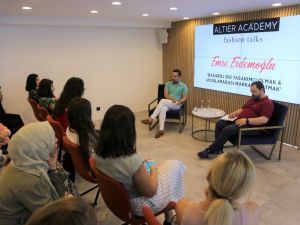 Ünlü moda tasarımcısı Emre Erdemoğlu öğrencilerle buluştu