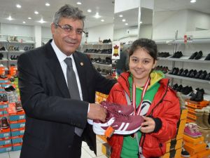 Kaya’dan Santranç Ustası Küçük Kıza Sürpriz