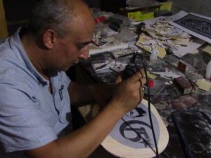 Kendi imkânlarıyla öğrendiği ’’Naht’’ sanatı ile harika eserler üretiyor