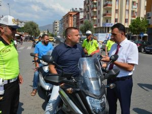 Ceza bekleyen sürücülere kask sürprizi