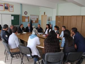 "Devletine ve milletine sahip çıkan ahlaklı bireyler yetiştirmeliyiz"