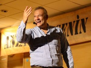 Ünlü tiyatrocu Üzümcü’den muhteşem performans